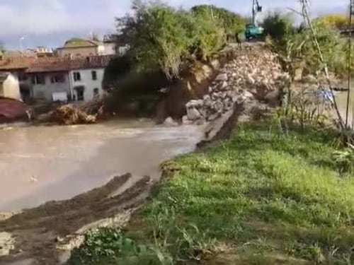 Furia del maltempo, a Traversara il Lamone rompe gli argini: la falla ricoperta