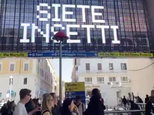 Le stazioni di Termini e Fiumicino, gli schermi e la scritta "Siete insetti": stupore tra i passeggeri