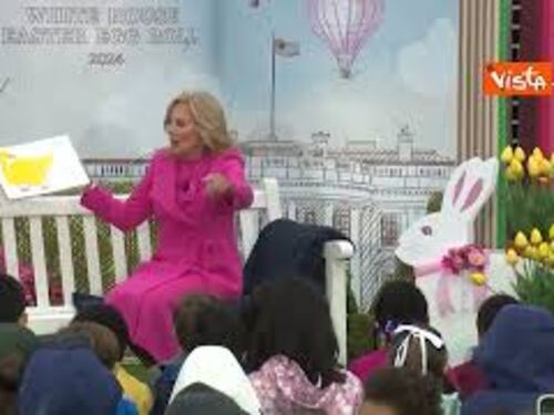 Jill Biden legge una fiaba ai bambini in occasione della Pasqua