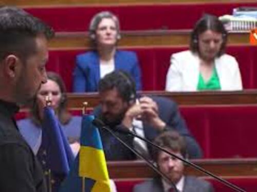 La standing ovation per Zelensky al Parlamento francese