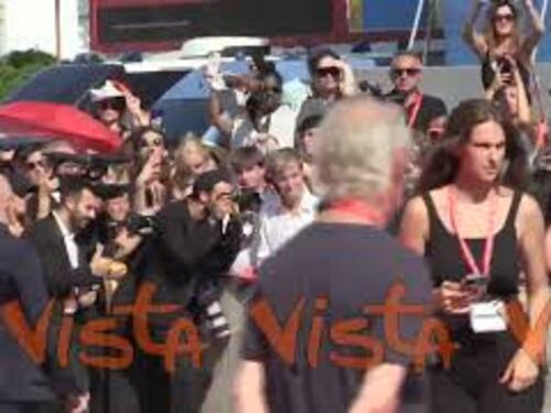 Venezia 81, Valerio Mastandrea sul red carpet firma autografi ai fan appostati per incontrarlo