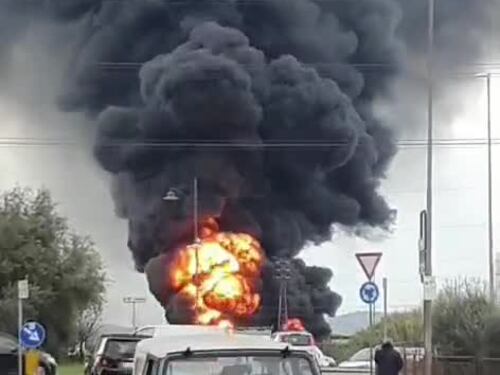 L'incendio derivante dall'esplosione nello stabilimento di Calenzano
