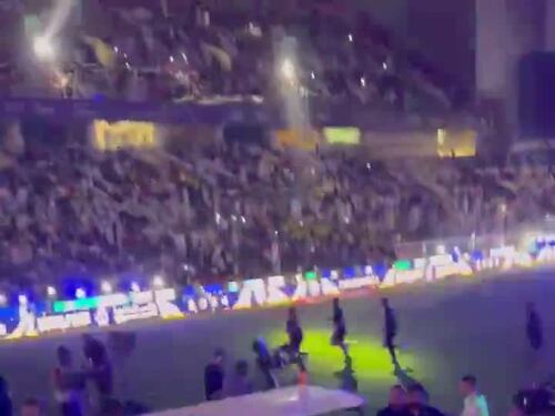 Il video della folle aggressione con la frusta ai danni di un calciatore durante la Supercoppa
