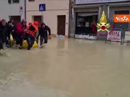 Maltempo Marche, strade allagate a Falconara Marittima. I soccorsi dei Vigili de fuoco con i gommoni