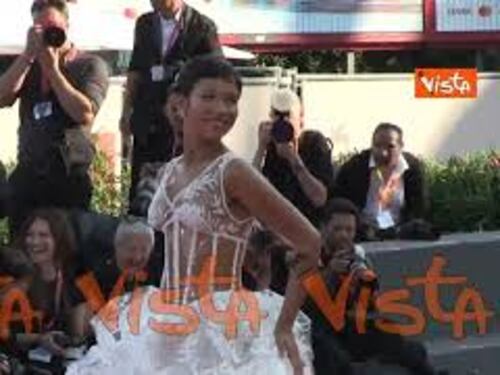Venezia 81, Taylor Russell sul red carpet con uno strepitoso abito total white di Chanel