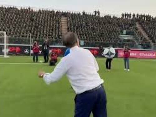 Partita del cuore all'Aquila, l'allenatore La Russa palleggia in camicia e cravatta prima del match