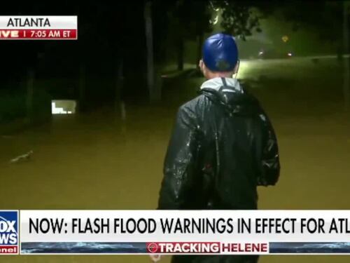Meteorologo di Fox News salva una donna intrappolata in auto dall'alluvione