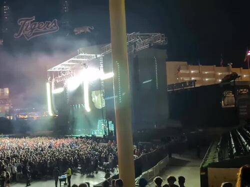 I Green Day si allontanano dal palco dopo l'avvistamento del drone