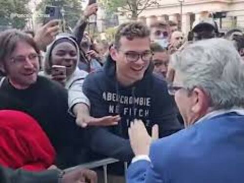 Mélenchon saluta la folla per strada dopo la vittoria delle elezioni, ecco il coro dei simpatizzanti