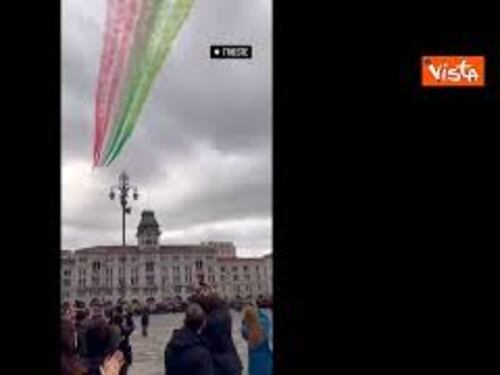 Le Frecce Tricolori in volo su Trieste per i 70 dal ritorno della città all'Italia