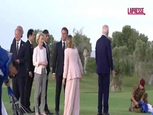Biden si distrae durante il lancio paracadutisti al G7 e Meloni lo recupera