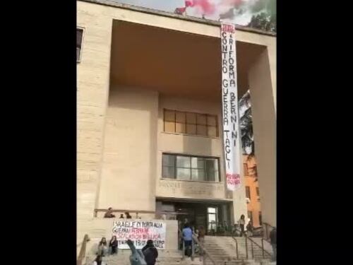 La Sapienza, occupato il tetto di Lettere: "No ai tagli del governo"