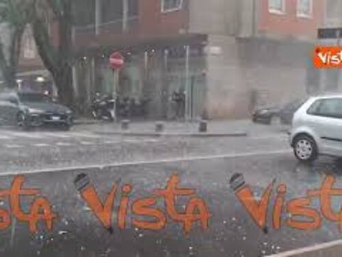 Le impressionanti immagini del nubifragio a Milano, chicchi di grandine grossi quasi quanto un palmo