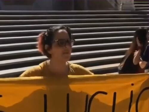 Protesta del collettivo "Bruciamo tutto" in piazza di Spagna: imbrattata la scalinata