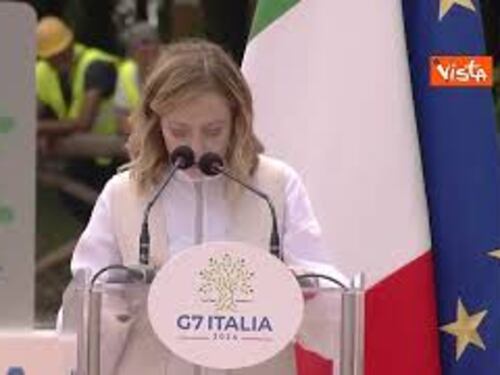 Meloni a De Luca a Caivano: "Continueremo a passeggiare e a portare risultati"