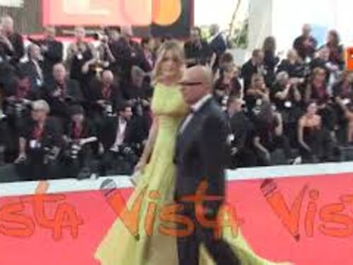 Venezia 81, Sangiuliano sul red carpet della Mostra del Cinema con la moglie Federica Corsini