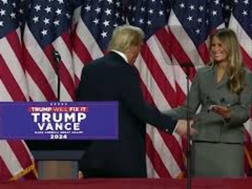 Trump: "Ringrazio la mia bellissima moglie Melania", e la bacia sul palco del comitato elettorale