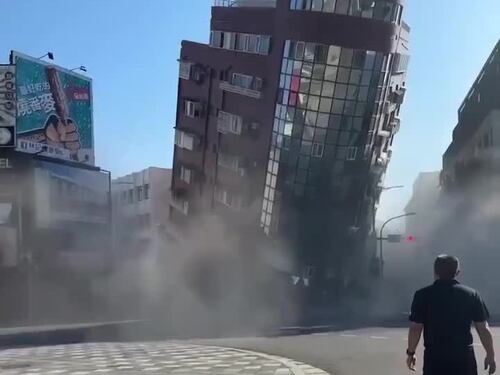 Terremoto a Taiwan, il palazzo inclinato e la distruzione