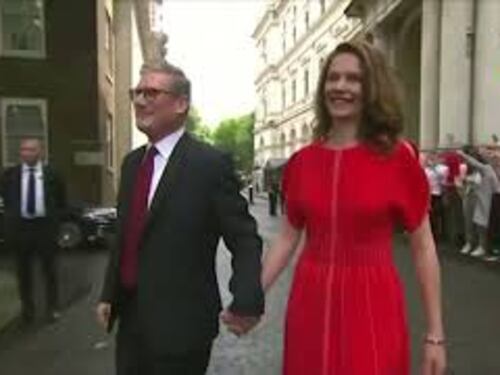Starmer e la moglie Victoria arrivano a Downing Street, per loro saluti e abbracci in strada