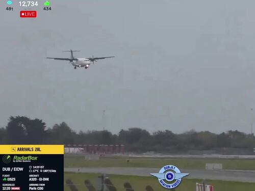 Il vento trasversale è troppo forte: l'aereo manca la pista per due volte