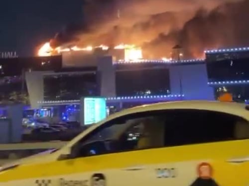 Russia, la Crocus City Hall di Mosca in fiamme dopo l'assalto dei terroristi