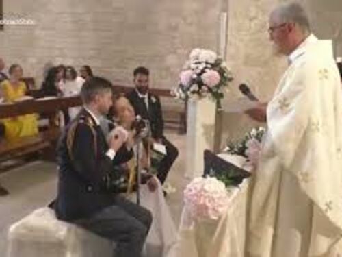 Le emozionanti immagini del matrimonio tra un poliziotto e la compagna affetta da atrofia muscolare