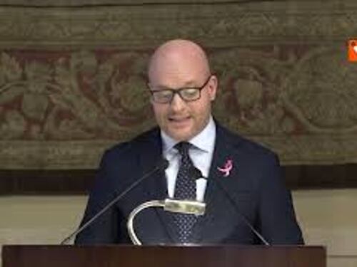 Fontana a donne colpite da tumore al seno: "Non siete sole"
