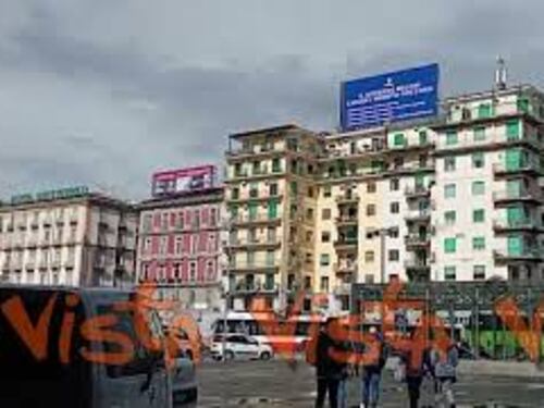 "Il Governo Meloni chiude i pronto soccorsi", il manifesto con logo Regione Campania a Napoli