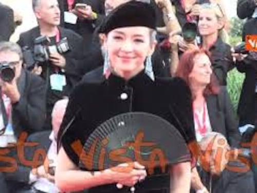 Venezia 81, l'attrice cinese Zhang Ziyi sfila sul red carpet in un abito di ispirazione orientale