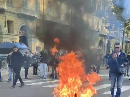 Pro Pal bruciano il fantoccio di Giuseppe Valditara