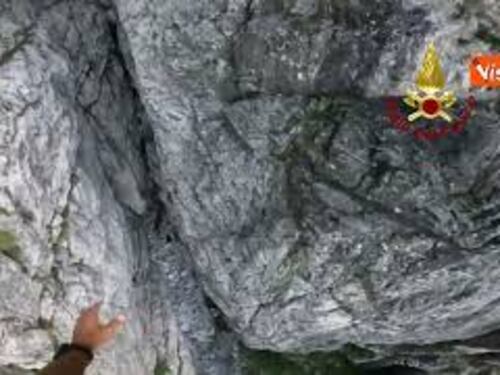 Papà e figlio si perdono a 1700 metri nel lecchese lo spettacolare salvataggio in elicottero dei Vvf
