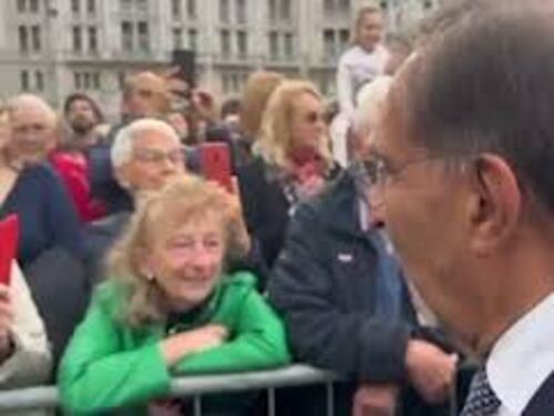 Bagno di folla per La Russa a Trieste, strette di mano e saluti tra la gente