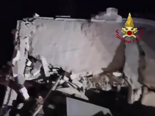 Operazioni dei vigili del fuoco a Latiano per il crollo di uno stabile
