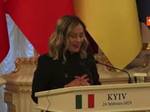 Due anni di guerra, Meloni a Kiev: "Ucraina sta combattendo per tutta l'Europa"