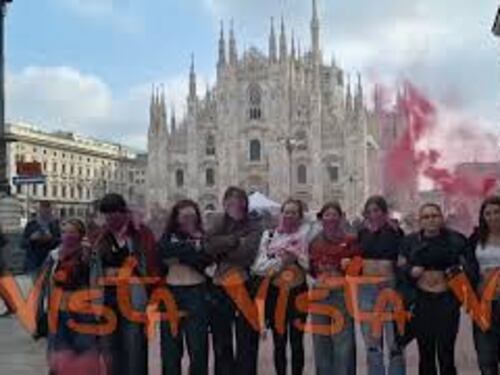 8 marzo flashmob di "Non una di meno" in piazza Duomo a Milano, pance pitturate e fumogeni