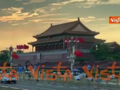Ecco Piazza Tienanmen in Cina con le bandiere italiane per la visita di Meloni