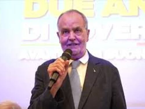 Calderoli: "Nel 2012 mi diedero pochi giorni di vita, sono qui alla faccia dei gufi". E fa le corna