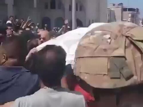 Il corpo di Khalil al-Makdah viene portato via dalla zona dell'attacco