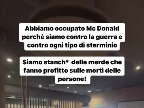 Collettivi occupano McDonald di Porta Venezia a Milano