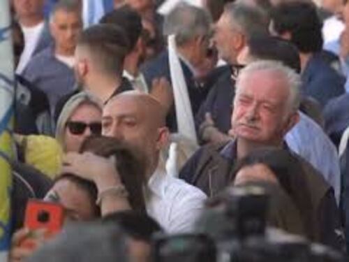 Salvini a Bari ai contestatori: Che triste la vita dei compagni comunisti