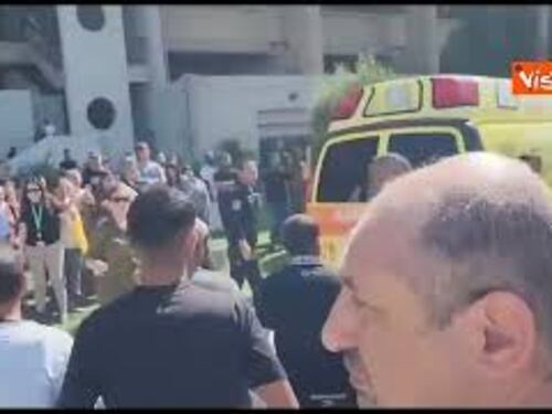 Liberato ostaggio israeliano rapito da Hamas il 7 ottobre, ecco l’arrivo in ospedale