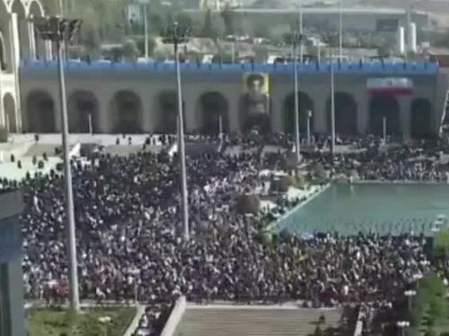 Migliaia di iraniani riuniti per commemorale Nasrallah: Khamenei guida le celebrazioni