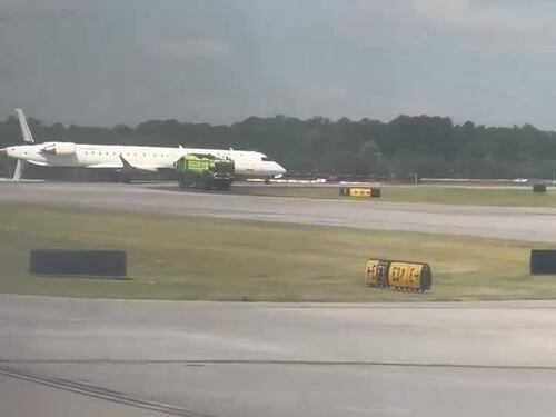 L'aereo colpito sulla pista di Atlanta