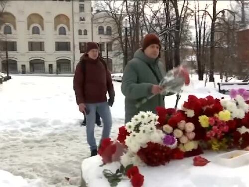 Navalny, i russi continuano a deporre fiori in suo onore