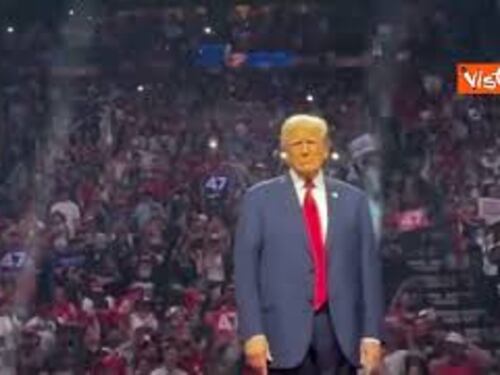 In migliaia ad ascoltare Trump alla Desert Diamond Arena di Glendale in Arizona
