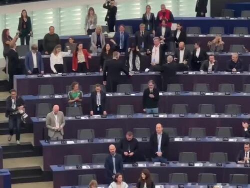 Orban parla al Parlamento Ue e la sinistra canta "Bella ciao"