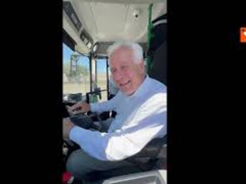 Giani alla guida del bus di Autolinee Toscane: "Servizio tpl migliora sempre di più"