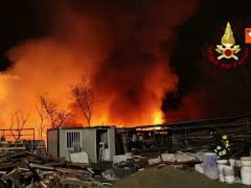 Vasto incendio nella notte di masserizie e rifiuti a Firenze, l'intervento dei Vigili del Fuoco