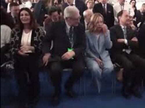 L'applauso per Giorgia Meloni all'arrivo a conferenza di Fratelli d'Italia a Pescara
