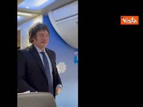 "Viva la libertà, c..." il coro con parolaccia del Presidente argentino Milei sull'aereo di linea